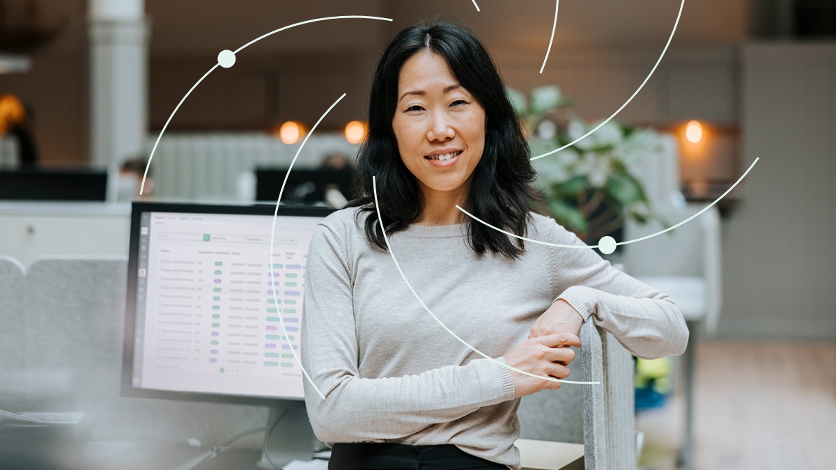 Professional working at a desk with a computer displaying data, representing digital compliance and e‑invoicing processes.